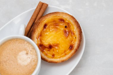 Tipik Portekiz tatlı pastel de nata ve bir fincan kahve.
