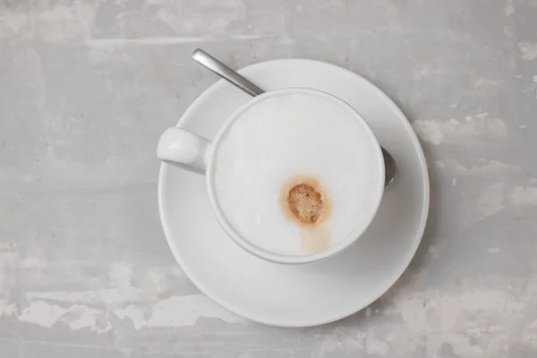 Taza Café Con Leche Con Espuma Fuerte Sobre Cerámica —  Fotos de Stock