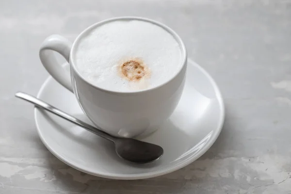 Tasse Kaffee Mit Milch Mit Starkem Schaum Auf Keramik — Stockfoto