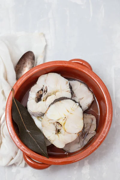 Gotowane Świeże Ryby Brązowym Ceramicznym Garnku Ceramice — Zdjęcie stockowe