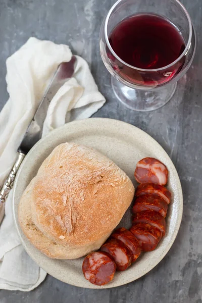 典型的なポルトガルのスモークソーセージ チュリコとパンの小皿料理 — ストック写真