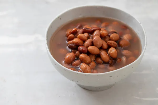 陶瓷小碗中煮红豆 — 图库照片