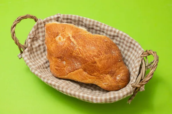 绿纸背景的小包新鲜面包 — 图库照片