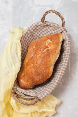 Gri seramik zemin üzerinde küçük bir bacada taze ekmek