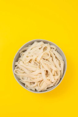 Sarı kağıt üzerinde kaynamış erişte Udon.