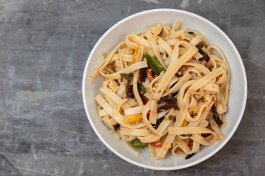 Gri seramik seramik üzerine seramik kaseli haşlanmış erişte Udon.