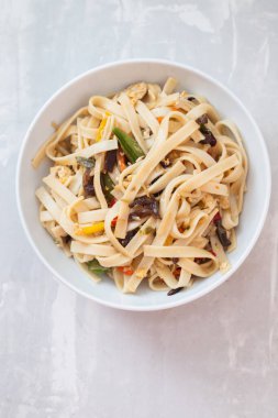 Gri seramik seramik üzerine seramik kaseli haşlanmış erişte Udon.