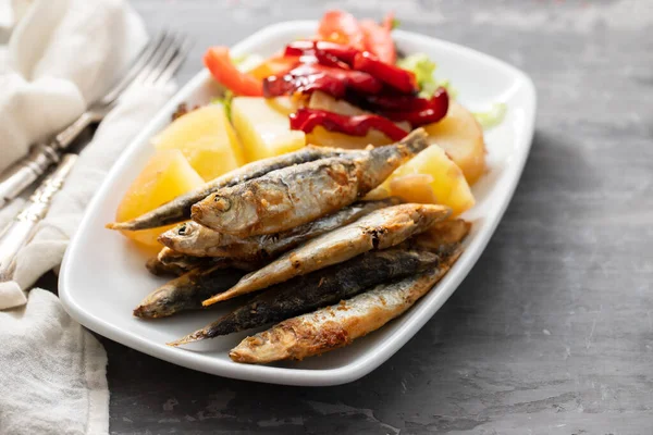 Gebratene Sardinen Mit Salzkartoffeln Und Frischem Salat Auf Weißem Teller — Stockfoto