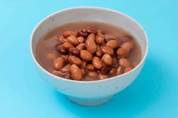 罐头食品在蓝纸碗上煮红豆 — 图库照片