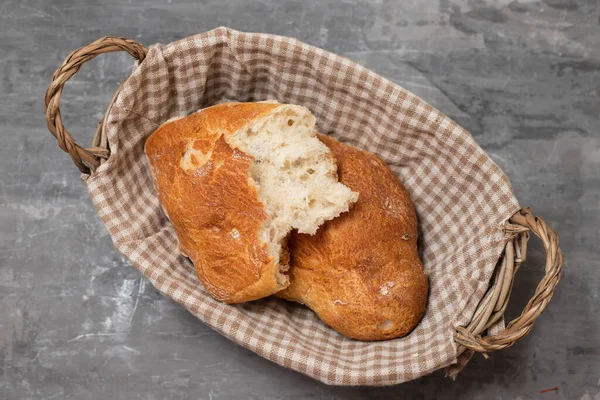 Świeży Chleb Małej Torbie Szarym Ceramicznym Tle — Zdjęcie stockowe