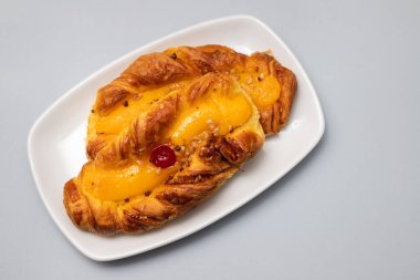 Tipik Portekiz tatlı ekmeği, kremalı gri tabakta.