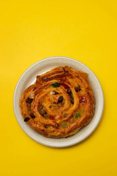 典型的葡萄牙甜面包 黄盘上有奶油 — 图库照片