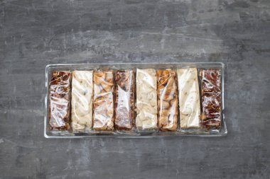 Tipik İspanyol tatlıları, kırmızı poşetlerde fındıklar.