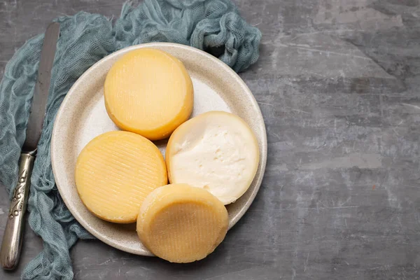 Três Queijo Suave Fresco Pequeno Prato Cerâmica Cinza — Fotografia de Stock