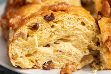 Tipik Portekiz meyveli kek Beyaz büyük tabak üzerinde Bolo Rainha