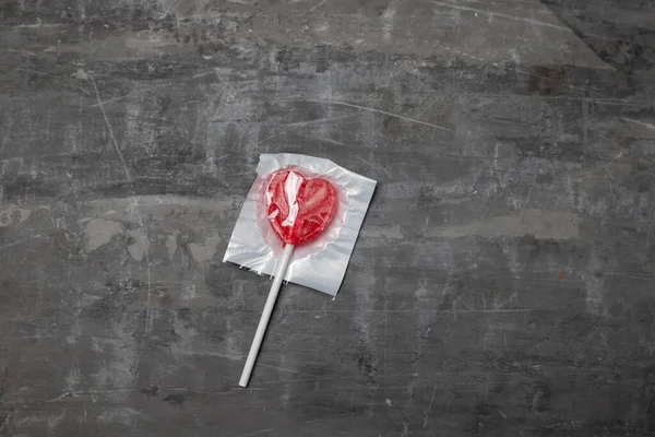 Γλυκιά Κόκκινη Καρδιά Καραμέλα Πλαστικό Γκρι Κεραμικό — Φωτογραφία Αρχείου