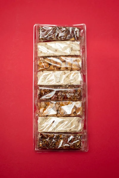 Typowe Hiszpańskie Słodycze Orzechami Małej Plastikowej Torbie Czerwono — Zdjęcie stockowe