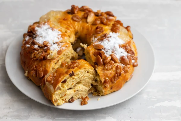 Typical Portuguese Fruit Cake Bolo Rainha White Big Dish — Stock Photo, Image