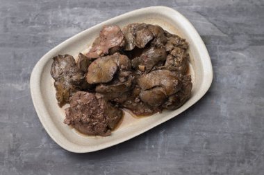 Gri seramik tabakta kızarmış tavuk ciğeri