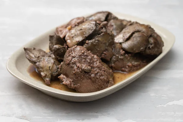 Gri seramik tabakta kızarmış tavuk ciğeri