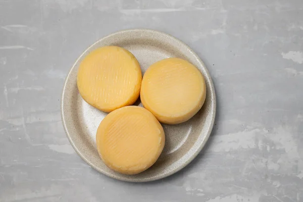 三块新鲜的软奶酪在灰色陶瓷上的小菜上 — 图库照片
