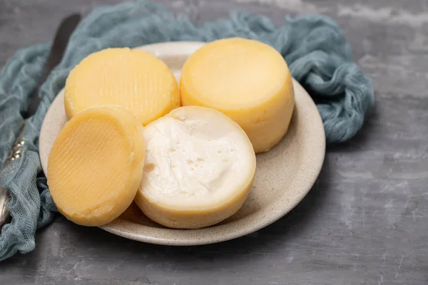 Gri Seramikte Küçük Tabakta Taze Yumuşak Peynir — Stok fotoğraf