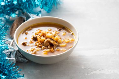 Seramik üzerinde küçük kahverengi kasede taze mantar çorbası.