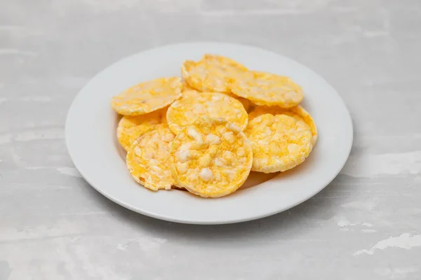 Kleine Gepuffte Maiskuchen Auf Kleinem Weißen Teller Auf Keramik — Stockfoto