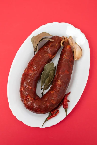 Típico Chourico Salchicha Ahumada Plato Blanco Sobre Papel Rojo — Foto de Stock