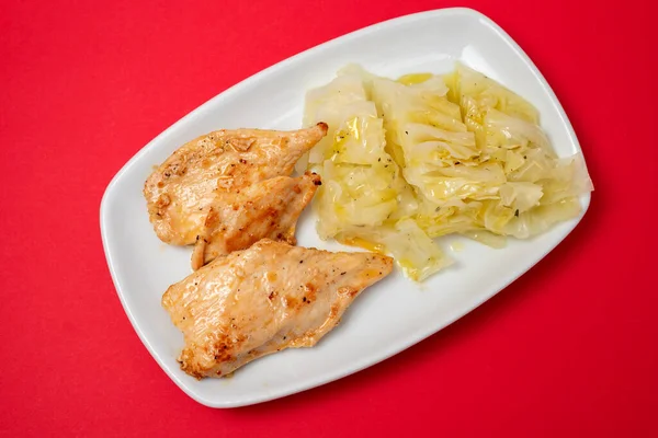 Ψητό Στήθος Κοτόπουλου Βραστό Λάχανο Στο Πιάτο Κόκκινο Χαρτί — Φωτογραφία Αρχείου