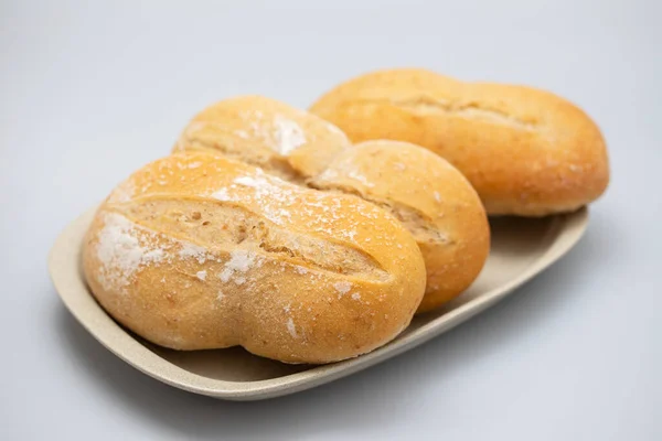 Mało Świeżego Chleba Małym Naczyniu Szarej Ceramiki — Zdjęcie stockowe