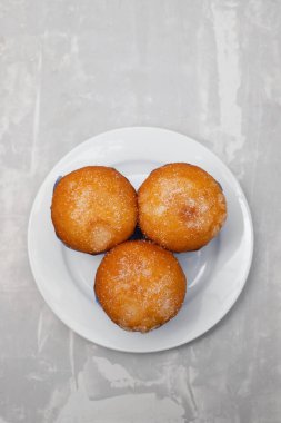 Tipik Portekiz tatlı bolo de arroz beyaz tabak üzerinde