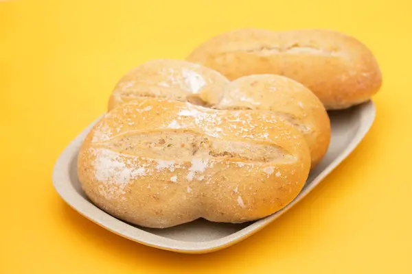 Mało Świeżego Chleba Małym Naczyniu Szarej Ceramiki — Zdjęcie stockowe