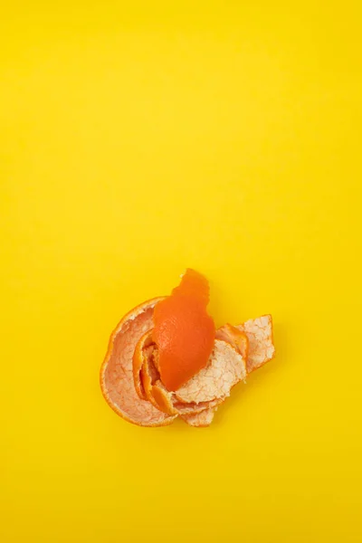 Casca de tangerina laranja fresca em amarelo — Fotografia de Stock