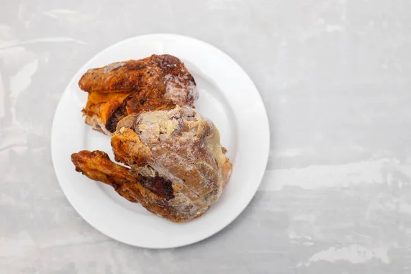 Замороженная курица со льдом на белой тарелке — стоковое фото