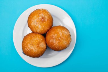 Tipik Portekiz tatlı bolo de arroz beyaz tabak üzerinde