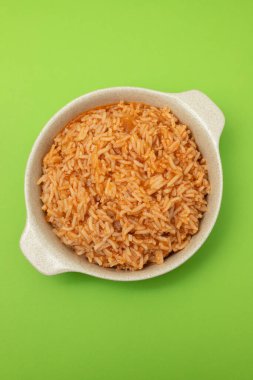 Yeşil kağıt kaplama tabakta domates pilavı