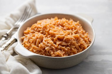 Gri seramik zemin üzerinde domates pilavı