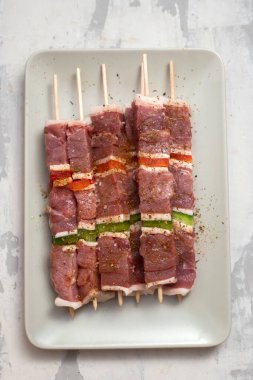 Seramik tabakta barbekü için biberli et