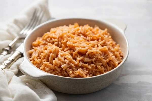 Gri seramik zemin üzerinde domates pilavı