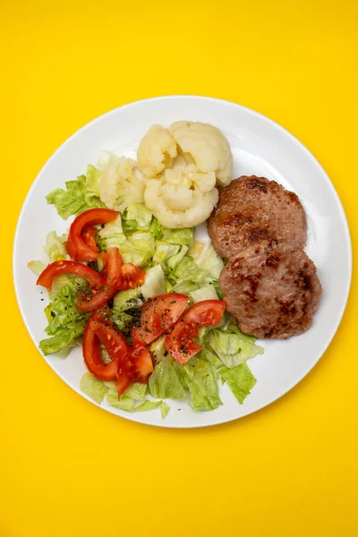 Ground Meat Fresh Salad Boiled Cauliflower White Plate Yellow Paper — Stock Photo, Image