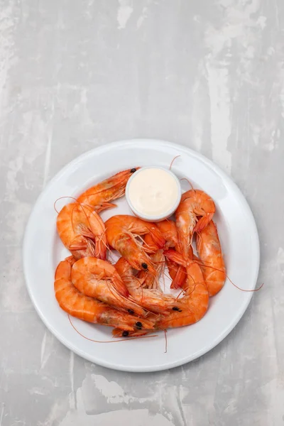 Crevettes Entières Fraîches Bouillies Avec Sauce Dans Petit Bol Sur — Photo