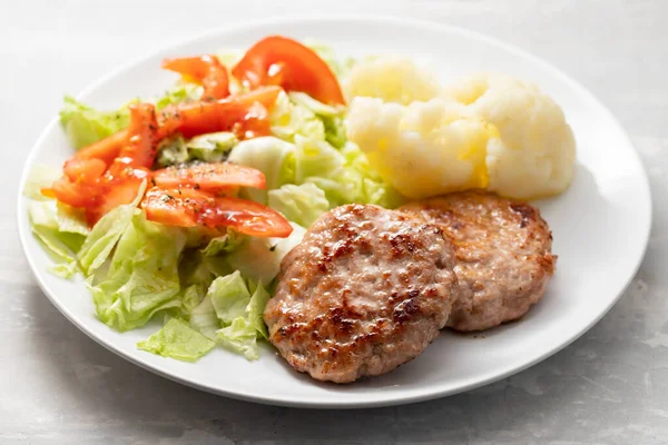 Carne Macinata Fritta Con Insalata Fresca Cavolfiore Bollito Piatto Bianco — Foto Stock