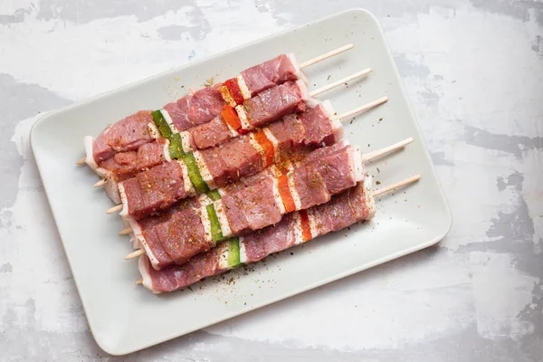 Viande Avec Poivre Pour Barbecue Sur Plat Céramique — Photo