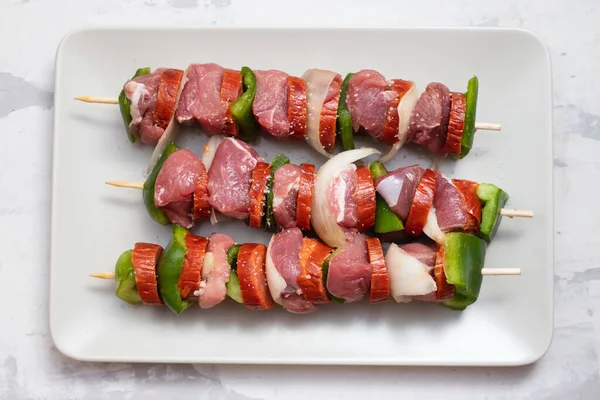 Viande Avec Poivre Pour Barbecue Sur Plat Céramique — Photo