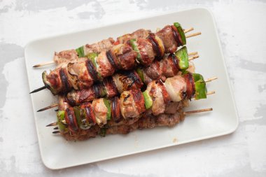 Gri seramikte büyük gri tabakta ızgara taze et.