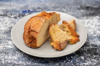 Tipik Portekiz mısır ekmeği gri seramik üzerinde gri tabakta