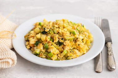 Çırpılmış yumurta ve kabak beyaz küçük tabakta seramik