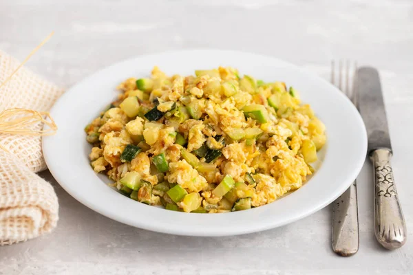 Uovo Strapazzato Con Zucchine Piattino Bianco Ceramica — Foto Stock