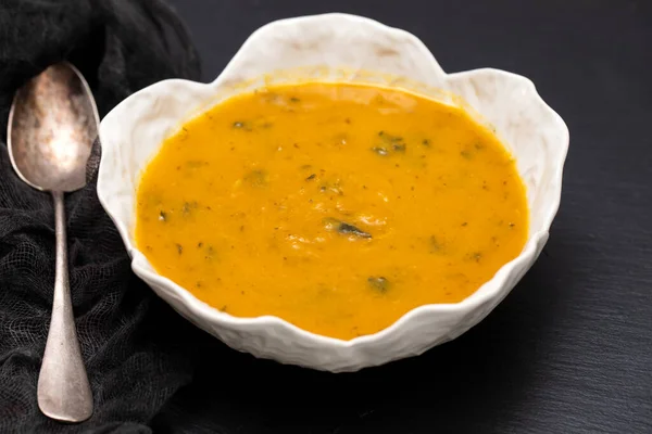 Sup Sayuran Dengan Bayam Dalam Mangkuk Yang Indah Keramik — Stok Foto